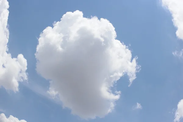 Фантастичні м'які білі хмари на тлі блакитного неба — стокове фото