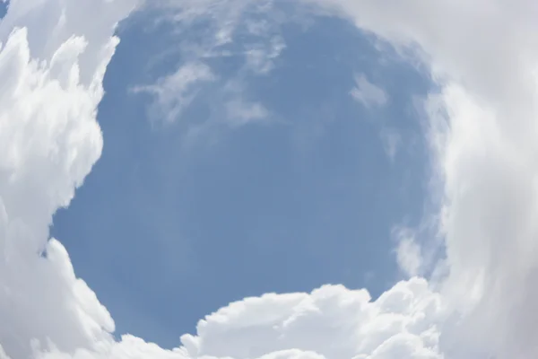 Mavi gökyüzüne karşı fantastik yumuşak beyaz bulutlar — Stok fotoğraf