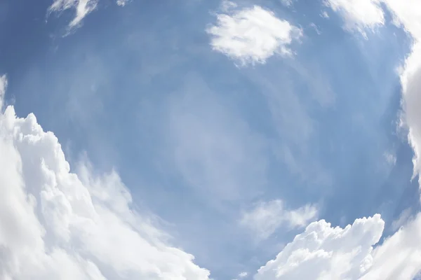 Fantastyczne miękkie białe chmury przeciwko błękitnemu niebu — Zdjęcie stockowe