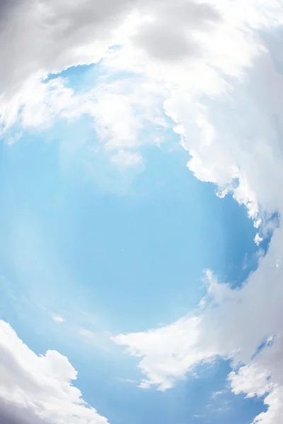 Фантастичні м'які білі хмари на тлі блакитного неба — стокове фото
