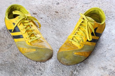 Beton üzerinde eski sarı Ayakkabı