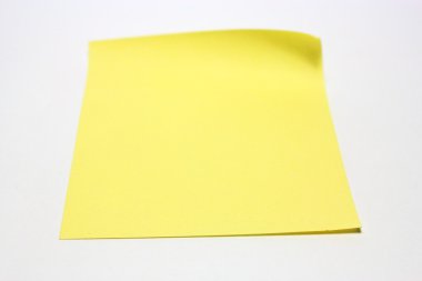 Beyaz arka plan üzerinde klibi sarı Not