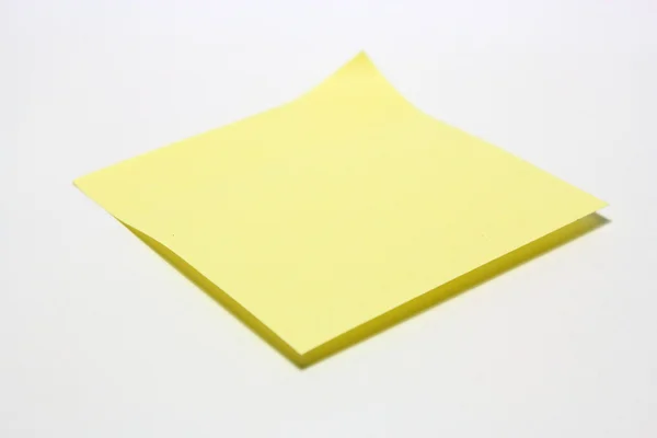 Nota gialla con clip su sfondo bianco — Foto Stock