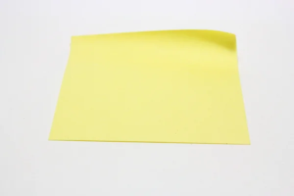 Žlutá Poznámka s klipem na bílém pozadí — Stock fotografie