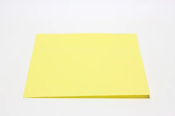Желтая нота с клипом на белом фоне — стоковое фото