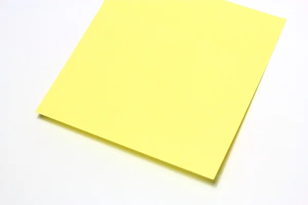 Żółty Uwaga z klipu na białym tle — Zdjęcie stockowe