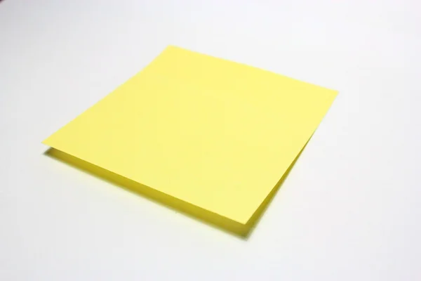 黄色与白色背景上的剪辑注 — 图库照片