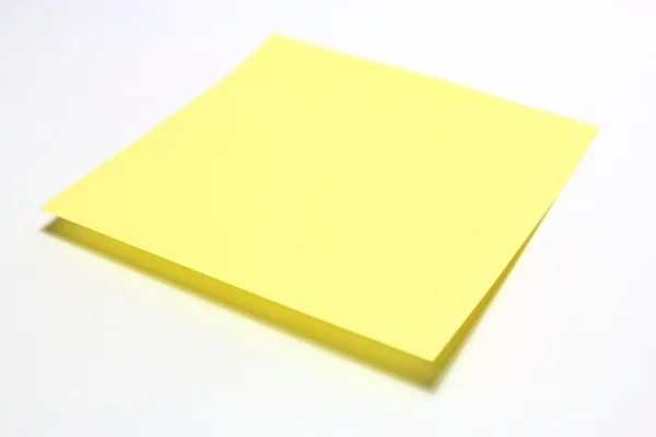 Nota amarilla con clip sobre fondo blanco — Foto de Stock