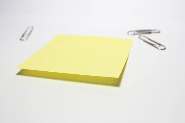 白い背景上のクリップを黄色のメモ — ストック写真