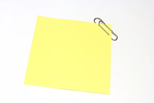Žlutá Poznámka s klipem na bílém pozadí — Stock fotografie