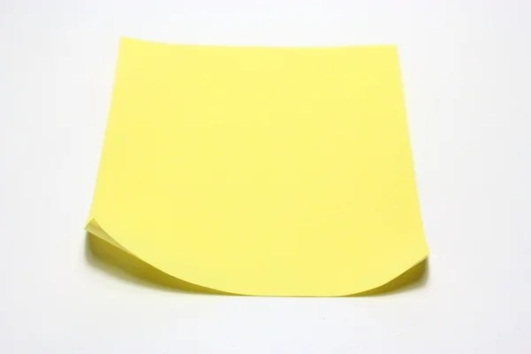Żółty Uwaga z klipu na białym tle — Zdjęcie stockowe