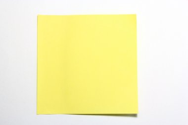 Beyaz arka plan üzerinde klibi sarı Not