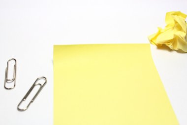 Beyaz arka plan üzerinde klibi sarı Not