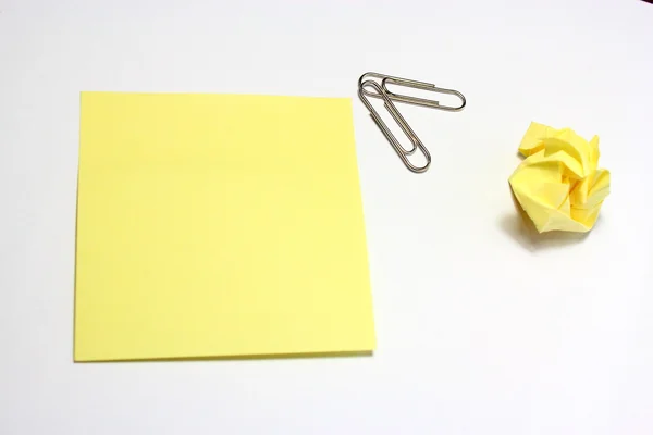 白い背景上のクリップを黄色のメモ — ストック写真