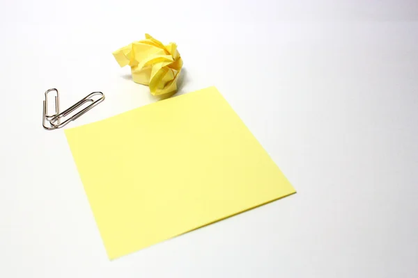 Yellow note with clip on white background — Stock Photo, Image