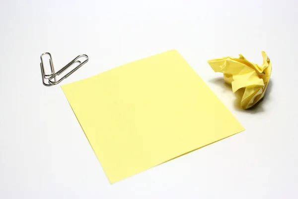 Catatan kuning dengan klip pada latar belakang putih — Stok Foto