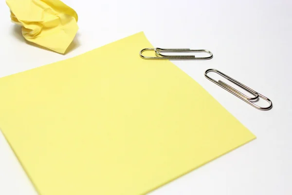 Catatan kuning dengan klip pada latar belakang putih — Stok Foto