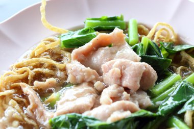 Tay noodle pork içinde et suyu ile