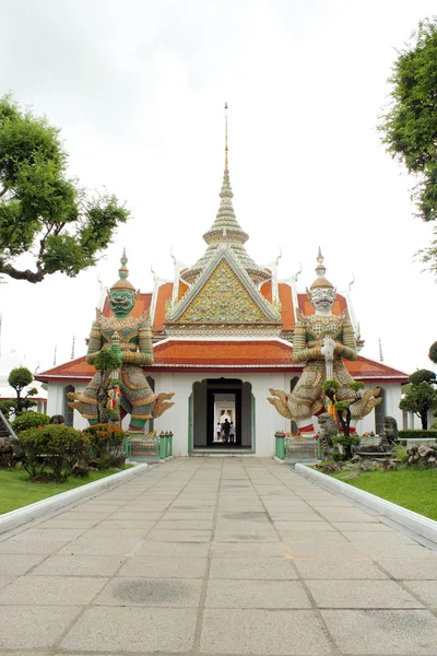Nádvoří chrámu wat arun v Bangkoku, Thajsko — Stock fotografie
