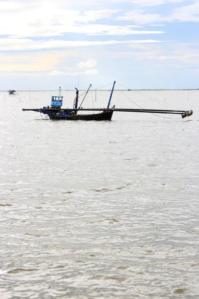 Barco de pesca en el mar tailandés — Foto de Stock