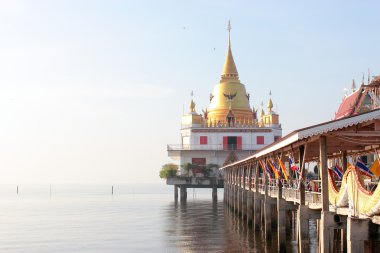 Tempel van thailand in zee