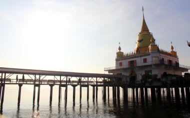 Tempel van thailand in zee