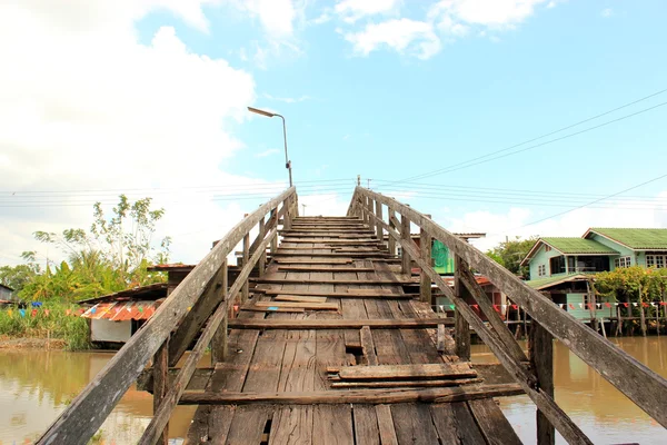 Puente sobre el canal del río en el casco antiguo — Foto de Stock