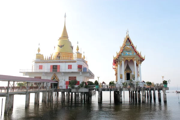 Храм Таиланда в море — стоковое фото