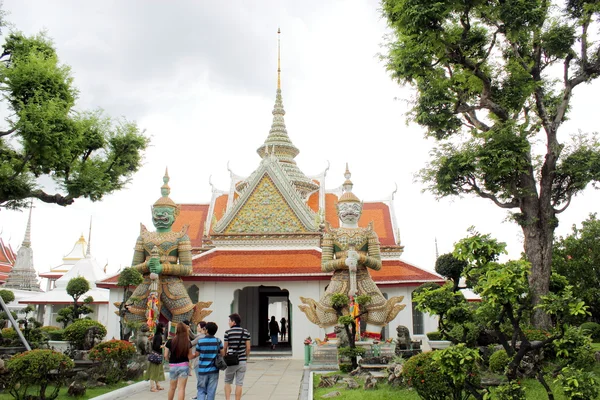 Innenhof des wat arun Tempels in Bangkok, Thailand — Stockfoto