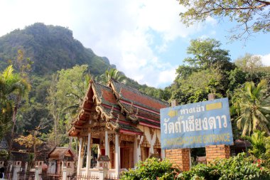 thamchiangdao, Budist tapınağı arasında orman, chiang mai