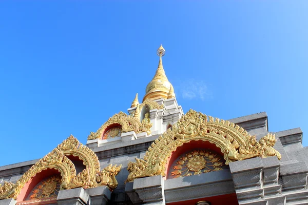 Büyük beyaz pagoda üstünde tepe, chiang rai, Tayland — Stok fotoğraf
