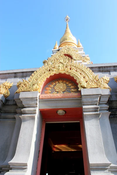 Velké bílé pagody na vrcholu kopce, chiang rai, Thajsko — Stock fotografie