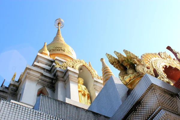 Nagy fehér pagoda tetején hill, Chiang Rai, Thaiföld — Stock Fotó
