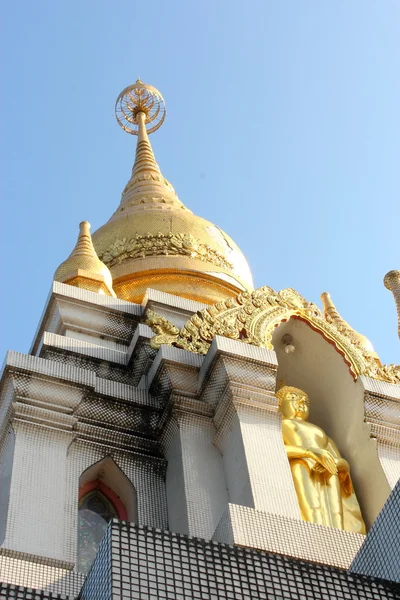 Gran pagoda blanca en la cima de la colina, Chiang Rai Tailandia — Foto de Stock