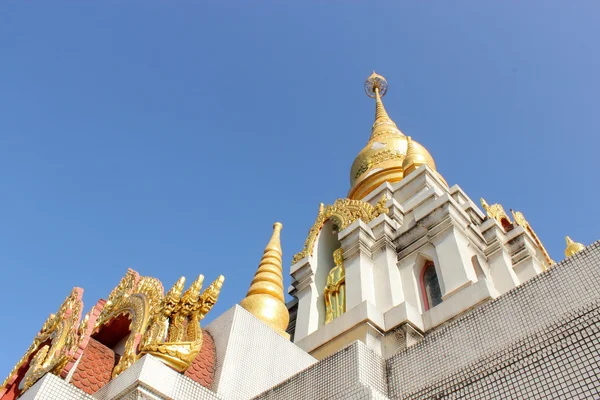 Great white pagoda on the top of hill, Chiang Rai Thailand — стоковое фото