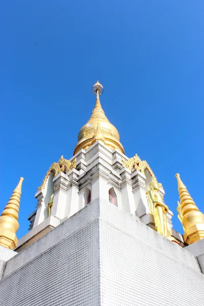 Büyük beyaz pagoda üstünde tepe, chiang rai, Tayland — Stok fotoğraf