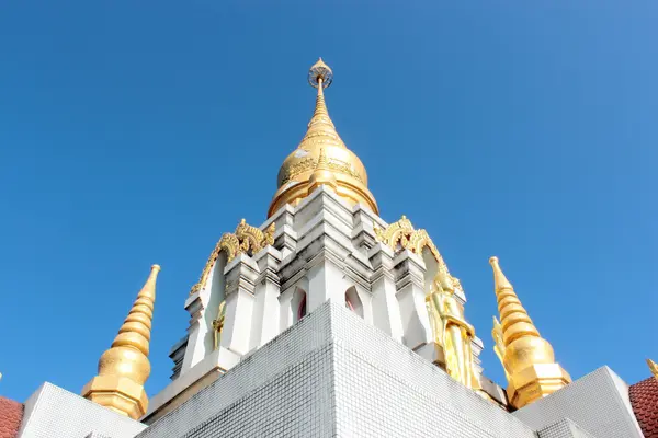 Nagy fehér pagoda tetején hill, Chiang Rai, Thaiföld — Stock Fotó