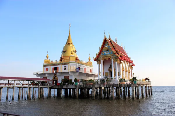 Tempel i thailand i havet — Stockfoto