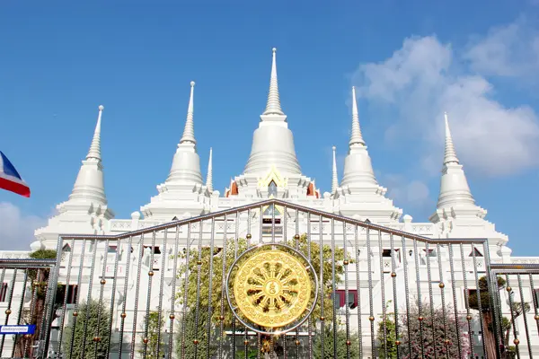 Thailändska pagoda. Wat asokaram, sumutpakran, thailand — Stockfoto