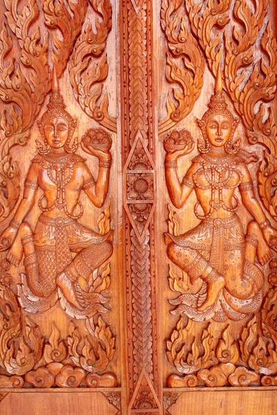 Scultura in stile nativo thailandese, pittura sulla porta della chiesa nel tempio — Foto Stock