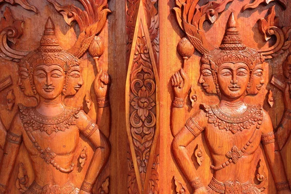 Holzschnitzerei im thailändischen Stil, Bemalung der Kirchentür im Tempel — Stockfoto