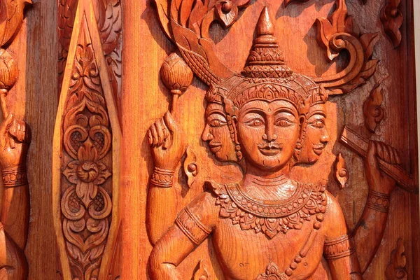 Escultura estilo tailandês nativo, pintura na porta da igreja no templo — Fotografia de Stock