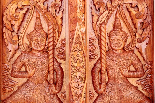 Talla estilo tailandés nativo, pintura en la puerta de la iglesia en el templo —  Fotos de Stock