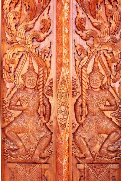 Sculpture de style thaï autochtone, peinture sur la porte de l'église dans le temple — Photo