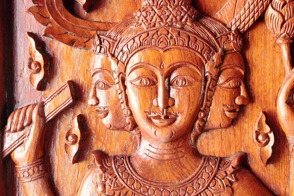 Macierzystego styl tajski rzeźba, malarstwo na drzwiach kościoła w świątyni — Zdjęcie stockowe