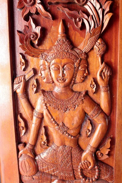 Holzschnitzerei im thailändischen Stil, Bemalung der Kirchentür im Tempel — Stockfoto
