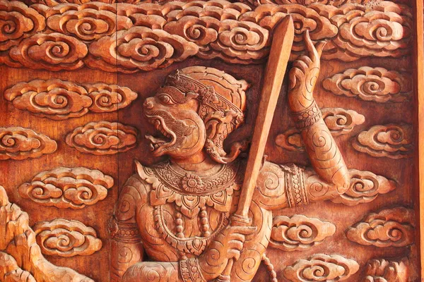 Infödda thailändsk stil carving, målning på kyrkliga dörren i templet — Stockfoto