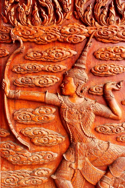Infödda thailändsk stil carving, målning på kyrkliga dörren i templet — Stockfoto