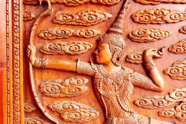 Inheemse Thaise stijl snijwerk, schilderen op kerkdeur in de tempel — Stockfoto