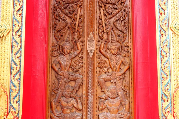 Escultura estilo tailandês nativo, pintura na porta da igreja no templo — Fotografia de Stock